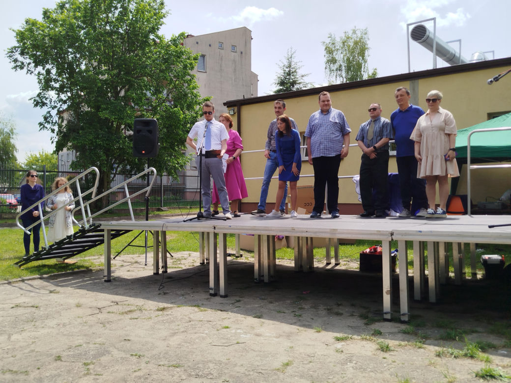 Przez lata ŚDS w Siedlcach działał w dwóch lokalizacjach, teraz już oficjalnie funkcjonuje w jednym miejscu, w budynkach dostosowanych do potrzeb osób z niepełnosprawnościami. 