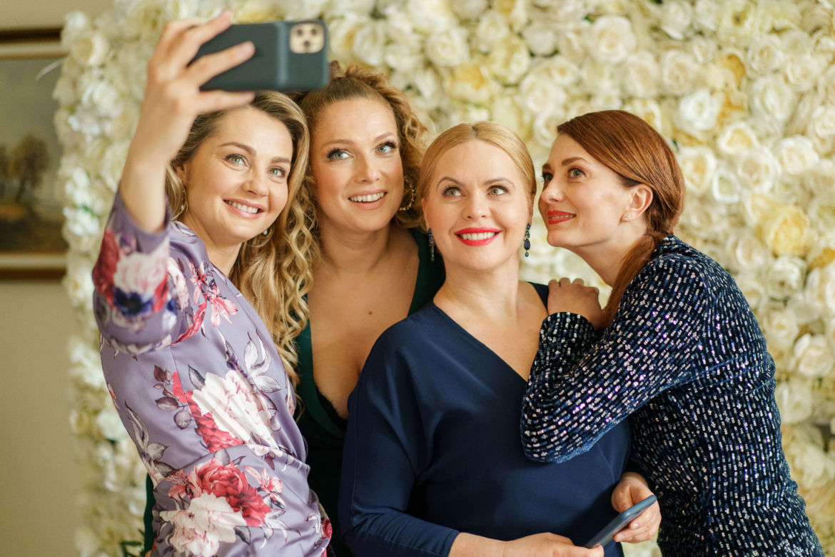 Przyjaciółki 17 odc. 206. Inga (Małgorzata Socha), Patrycja (Joanna Liszowska), Zuza (Anita Sokołowska), Anka (Magdalena Stużyńska)