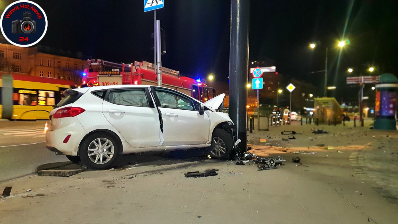 Ford wbił się w latarnię
