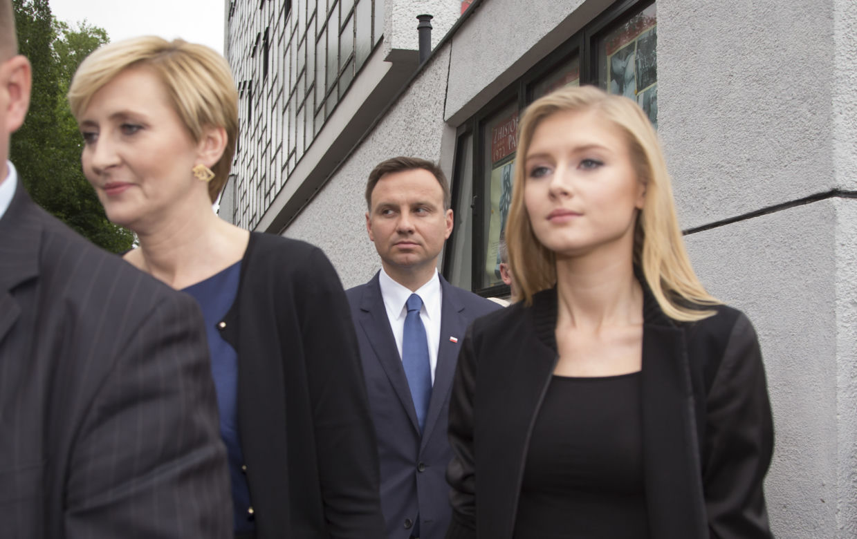 Andrzej Duda głosuje z rodziną