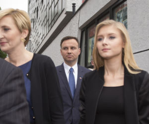 Andrzej Duda głosuje z rodziną