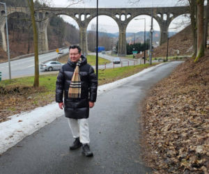 Michał Witkowski pod domem Violetty Villas