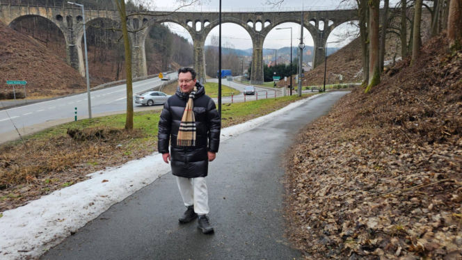 Michał Witkowski pod domem Violetty Villas