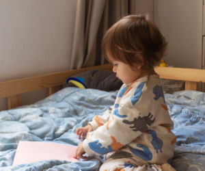 Kiedy przenieść dziecko do „dorosłego” łóżka? Uważaj na ten błąd