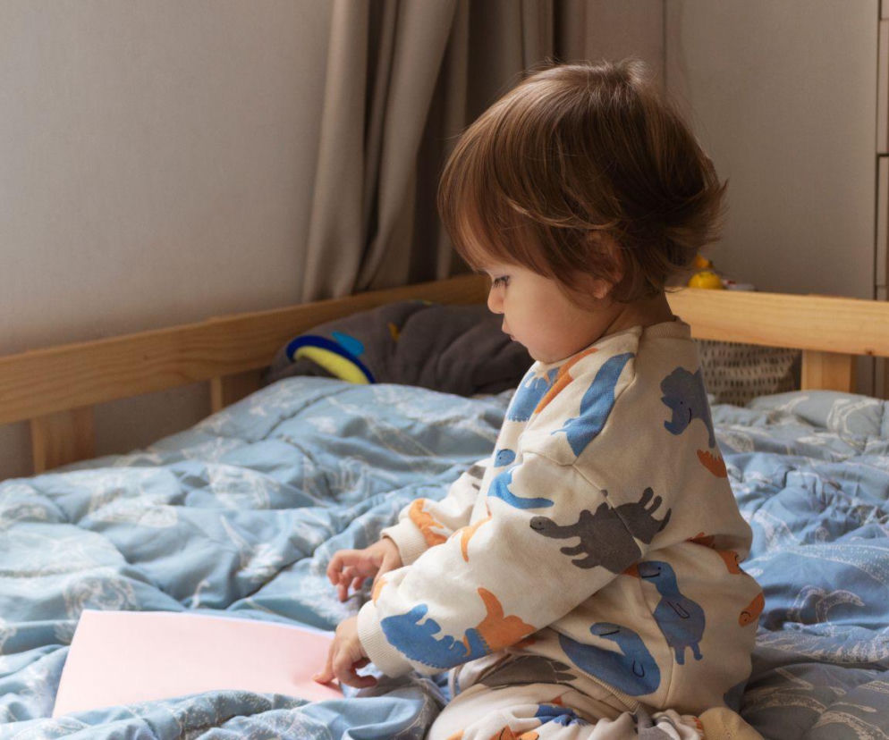 Kiedy przenieść dziecko do „dorosłego” łóżka? Uważaj na ten błąd