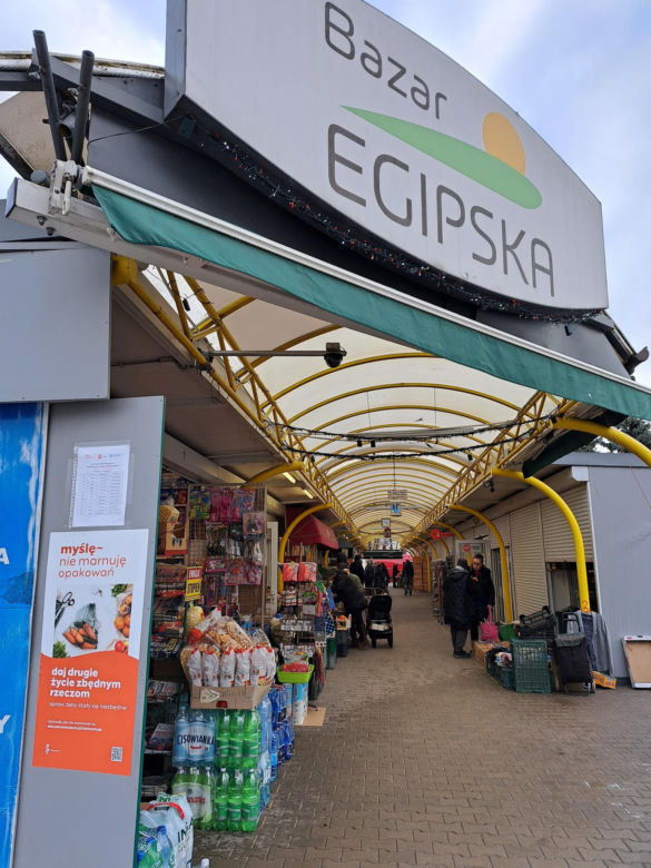 Na warszawskich bazarkach stanęły specjalne szafy. To nowy ekologiczny pomysł Ratusza