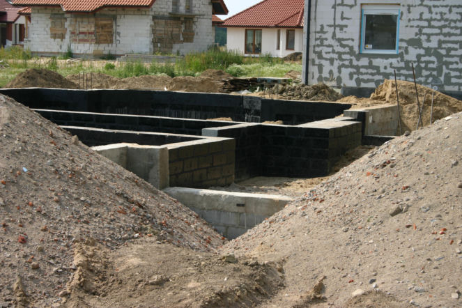 Na skutek powstania wysadzin mrozowych może ulec zniszczeniu konstrukcja fundamentów