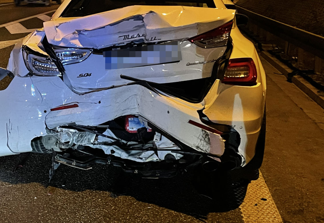 Dostawczak wbił się w piękne maserati