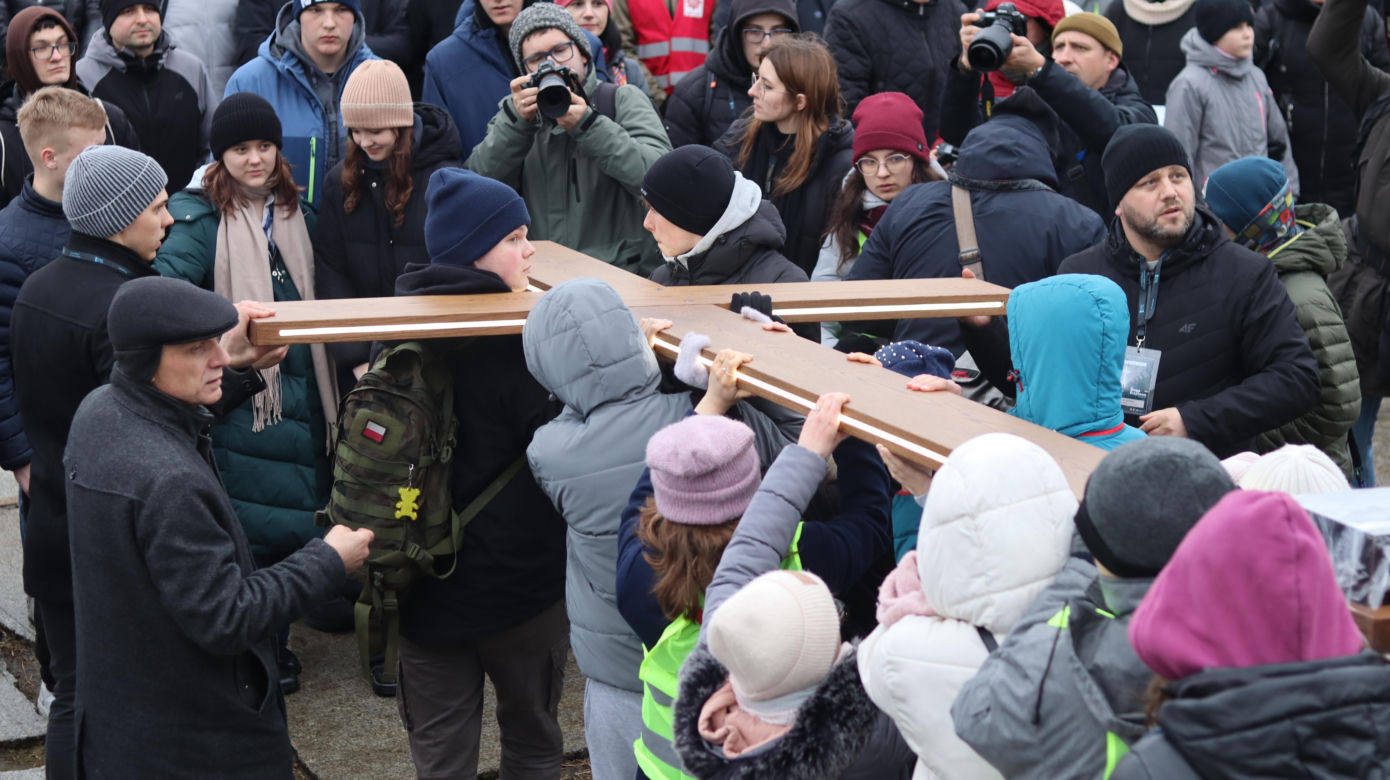 Tak wyglądała jubileuszowa Droga Krzyżowa na Majdanku 2025