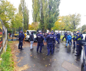 Policja przed stadionem Skry. Siłowe przejęcie 