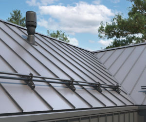 Blacha na rąbek stojący – ile kosztuje dach, montaż, zalety i wady