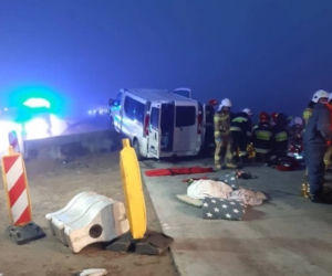 Kamieńsk: WYPADEK na Gierkówce! Bus UDERZYŁ w betonowe bariery, 5 osób RANNYCH! [FOTO]