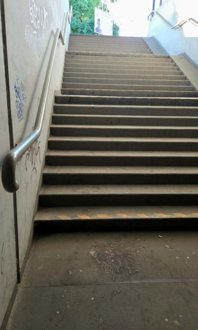 Bród i smród w tunelu pod torami w Siedlcach