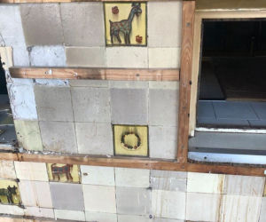 Warszawa: zabytkowe kafle ceramiczne odkryto podczas remontu w jednym z barów! Jak wyglądają? [FOTO]