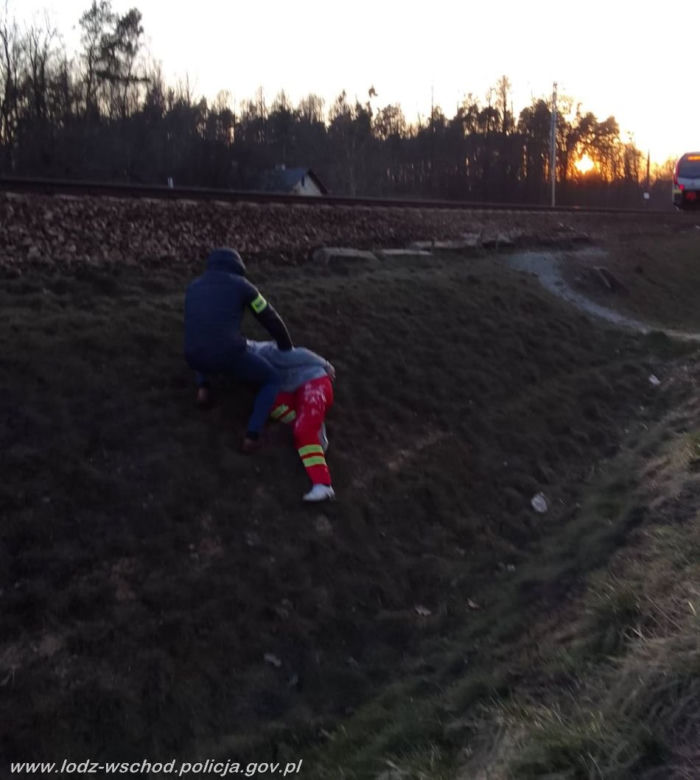 Dantejskie sceny pod Łodzią. 39-latek usiadł na torach i czekał na pociąg [ZDJĘCIA]
