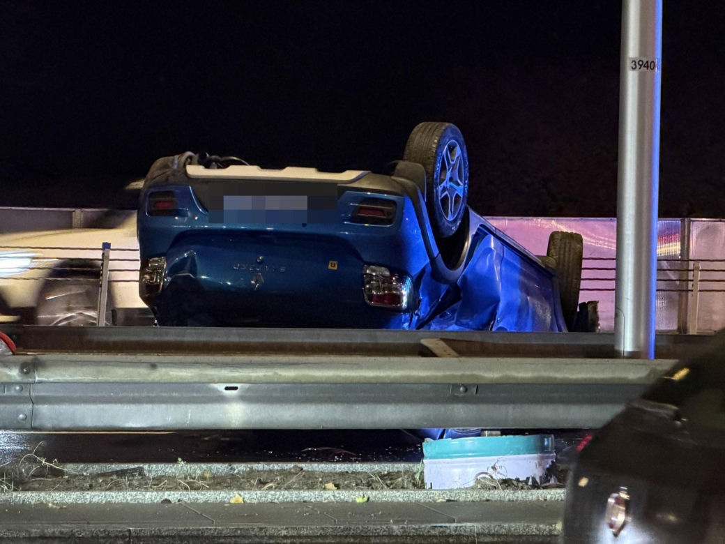 Auto rosyjskiej ambasady dachowało w Warszawie! Odłamki uszkodziły inne pojazdy