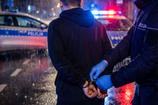 Zatrzymanie po pościgu w Tarczynie. 24-latek był poszukiwany za usiłowanie zabójstwa