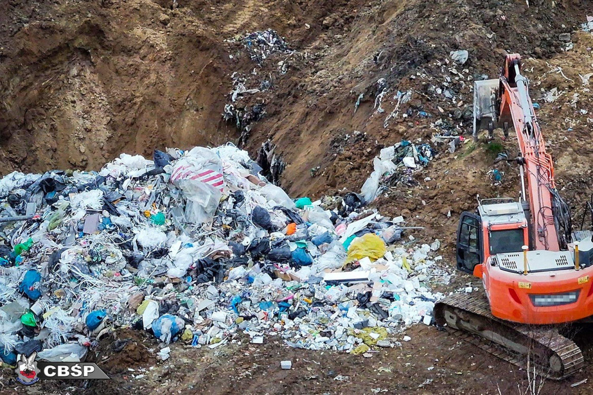 Mafia śmieciowa rozbita na Pomorzu! Działali pod osłoną nocy przy budowie S6