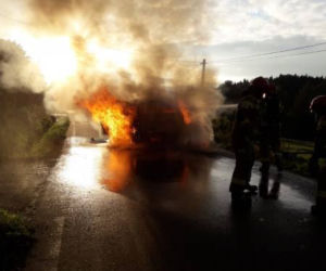 Citroen zamienił się w słup ognia! Przyczyna pożaru jest nieustalona