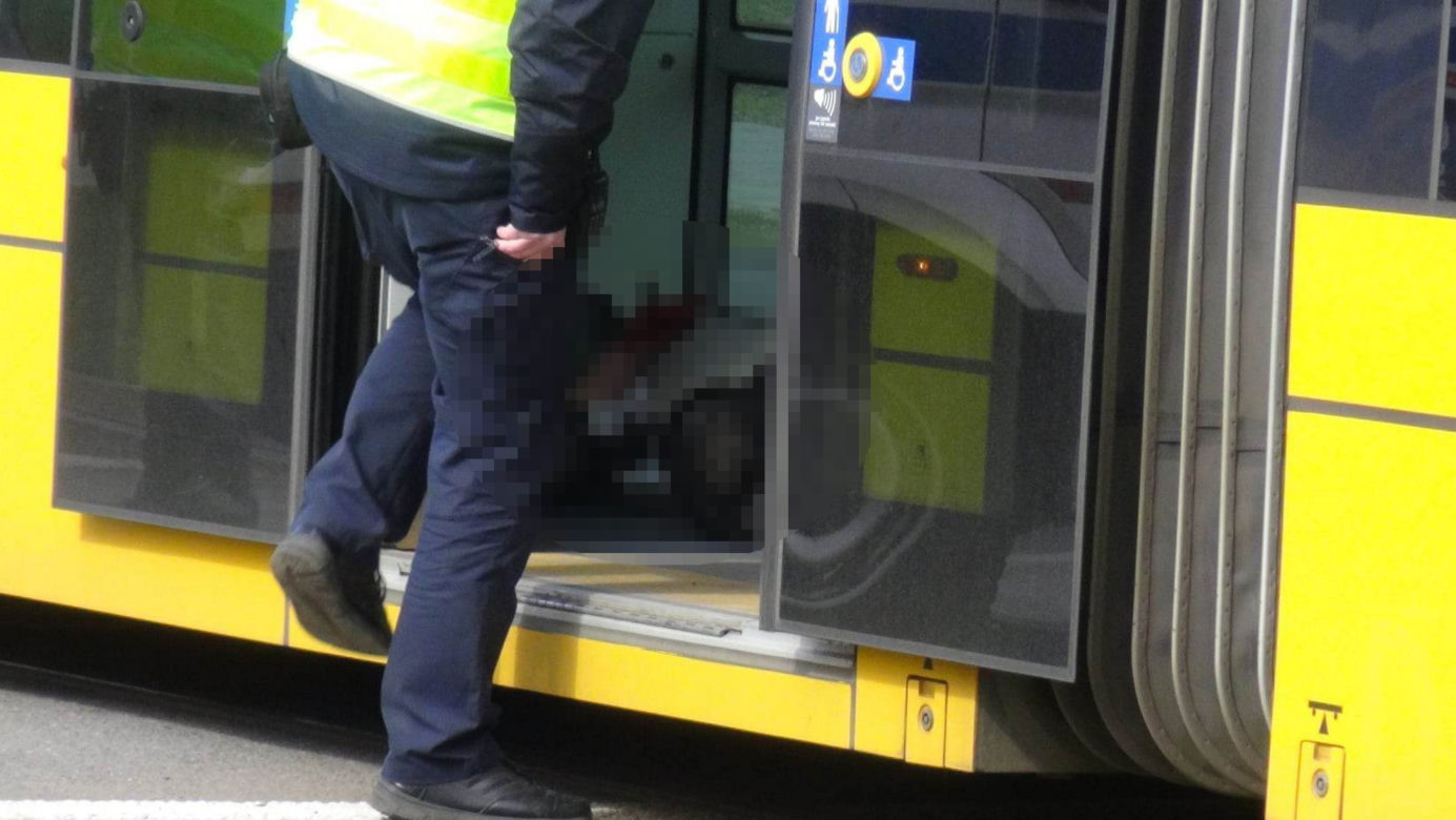 Zalana krwią pasażerka tramwaju. Makabryczny wypadek na warszawskiej Białołęce