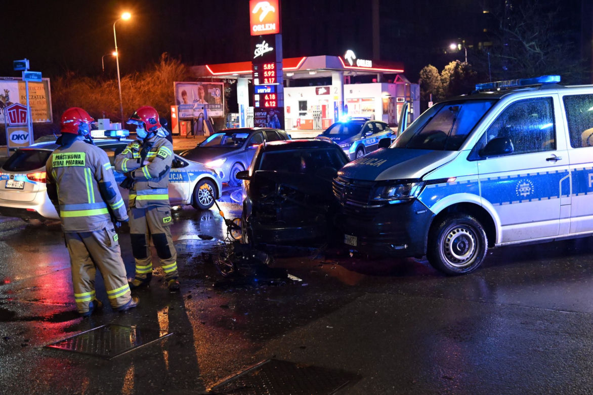 Zderzenie osobówki i radiowozu na ul. 1 Maja