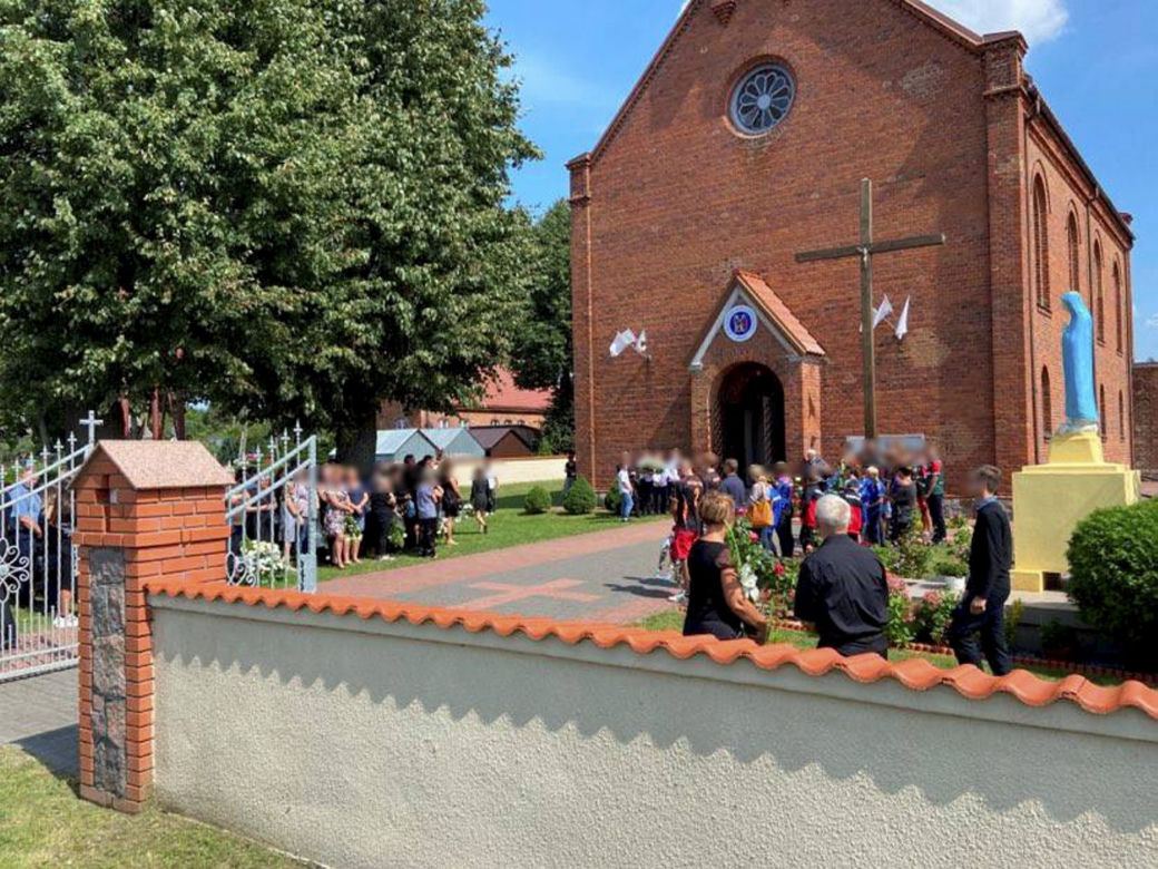 Pogrzeb 14-letniego Ernesta. Tłumy pożegnały bohatera w malutkim kościele