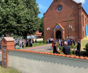 Pogrzeb 14-letniego Ernesta. Tłumy pożegnały bohatera w malutkim kościele