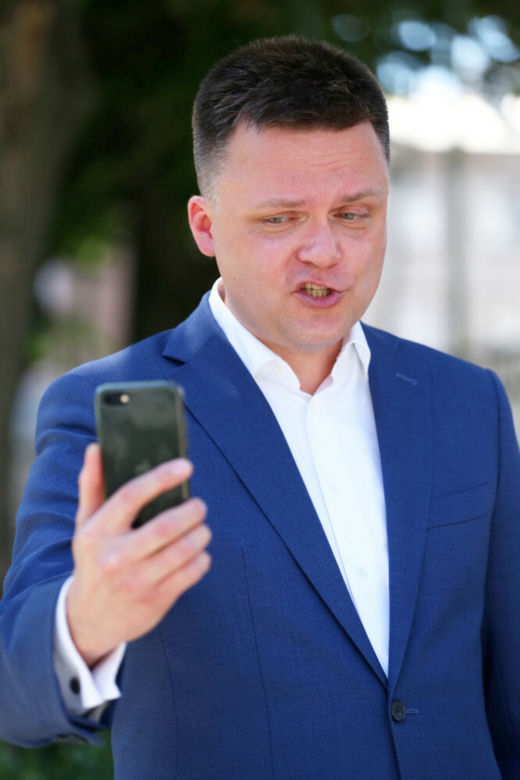 Szymon Hołownia nie potrafi odkręcić butelki z wodą. Dobry przykład daje mu partyjna koleżanka