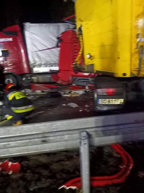 Dramatyczny wypadek na autostradzie A1. Doszło do zderzenia dwóch ciężarówek. Droga jest całkowicie zablokowana. Utrudnienia mogą potrwać kilka godzin