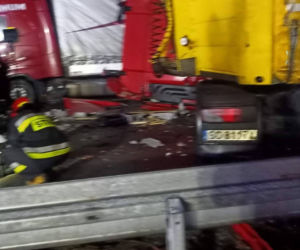 Dramatyczny wypadek na autostradzie A1. Doszło do zderzenia dwóch ciężarówek. Droga jest całkowicie zablokowana. Utrudnienia mogą potrwać kilka godzin