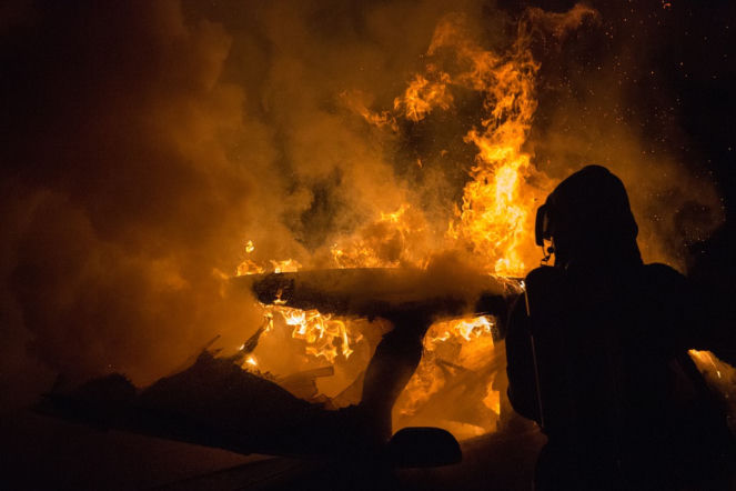 Sceny jak z apokalipsy. Płonie hala, dziesiątki strażaków walczą z żywiołem