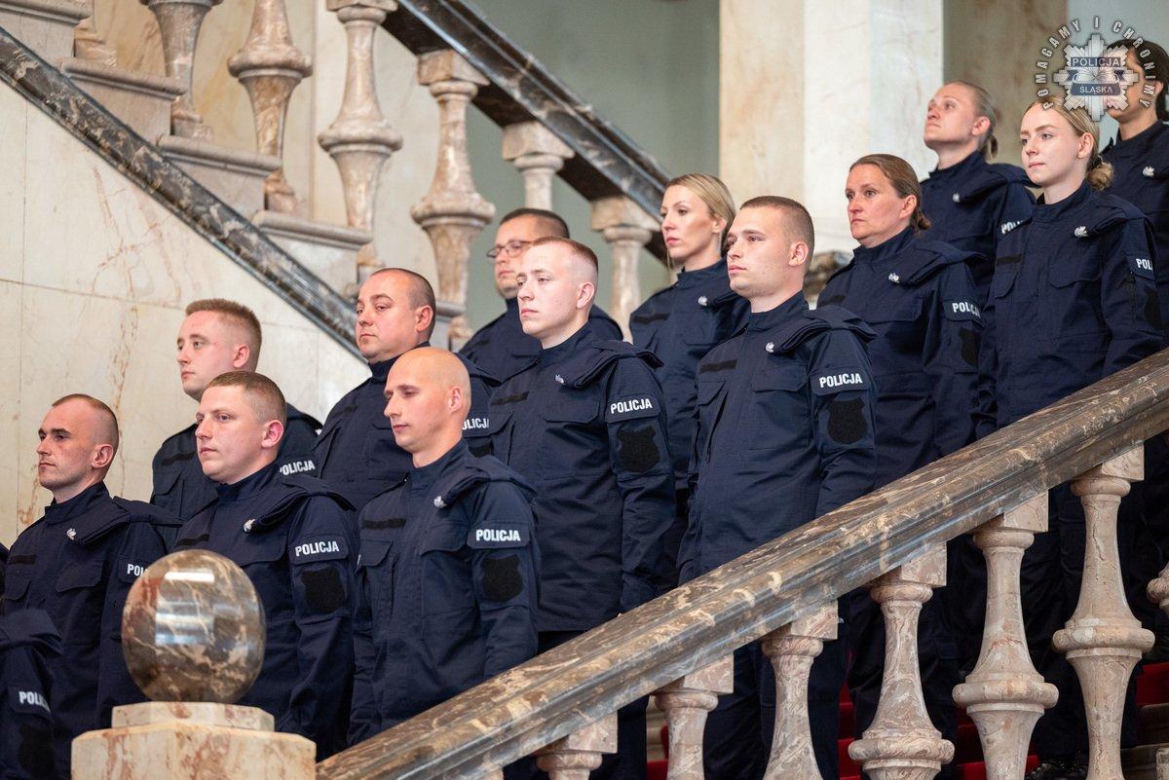 Nowi policjanci zasilili szeregi śląskiej policji! Wśród nich osiem policjantek