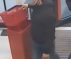Seria kradzieży w drogerii w Dobrzejewicach koło Torunia. Rozpoznajesz sprawców?