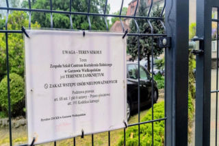 Piękny park przy szkole zamknięty dla mieszkańców, mimo ich protestów