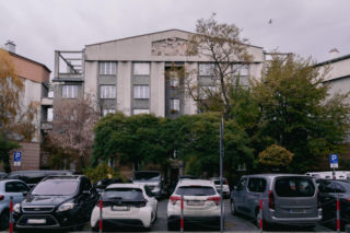 Mogło być awangardowo, konkurs wygrali znani architekci. Zrealizowano projekt z drugiego miejsca. Dom FKW w Krakowie