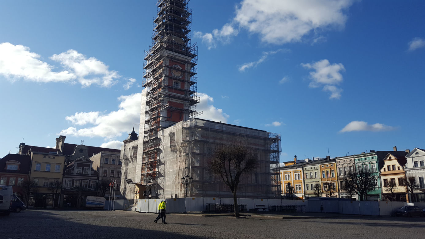 Znika rusztowanie, odsłania nowe kolory. Kończy się remont ratusza w Lesznie