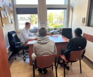 Ojciec został pobity, 14-latek musiał oddać koszulkę. Wiek zatrzymanych szokuje