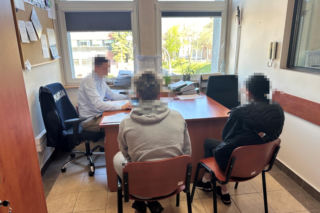 Zaatakowali ojca i syna w Jaworznie. Bo nie podobała im się koszulka