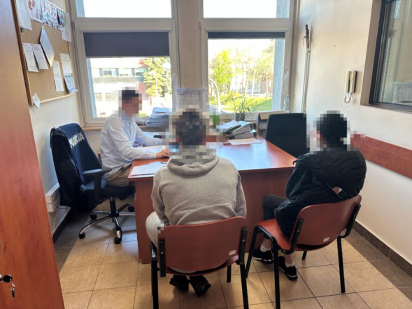 Zaatakowali ojca i syna w Jaworznie. Bo nie podobała im się koszulka