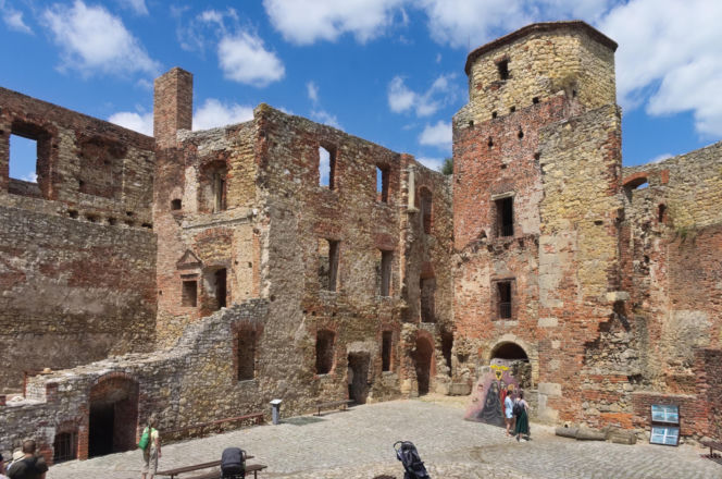 To jedno z najpiękniejszych miast w woj. śląskim. Zachwyca zamkiem, który należał do biskupów z Krakowa