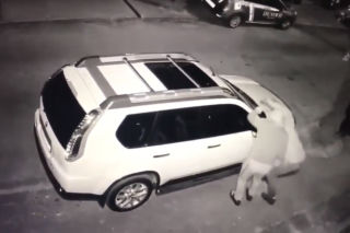 Celowo podpalili zaparkowane auto w Gorzowie. Kamery nagrały całe zdarzenie - WIDEO
