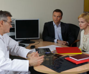 M jak miłość. Dr Edmund Kazan (Olgierd Łukaszewicz), Marta (Dominika Ostałowska) i Andrzej (Krystian Wieczorek)