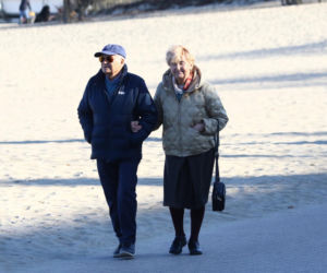 Stefan Friedmann z żoną na spacerze