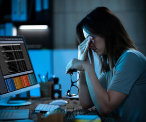 Ból głowy i suche oczy po pracy przy komputerze to sygnał ostrzegawczy. Lekarze mówią, co robić