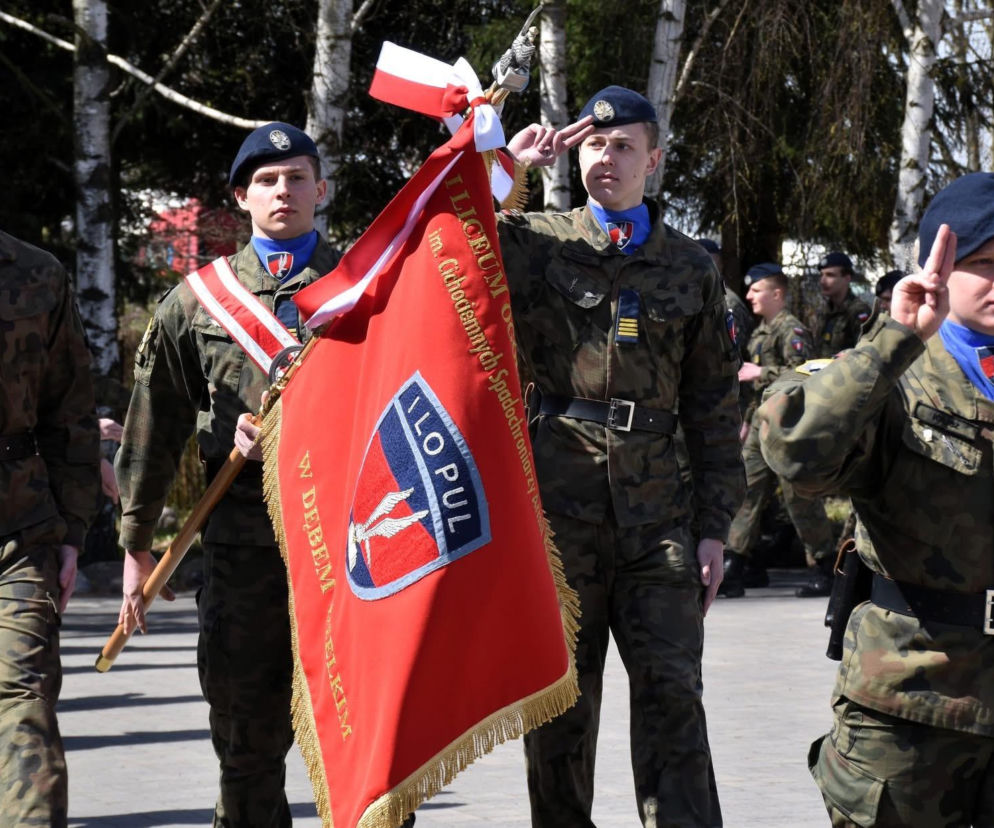 Uroczystość w Dębem Wielkim. Dwulecie sztandaru Cichociemnych pod patronatem MON