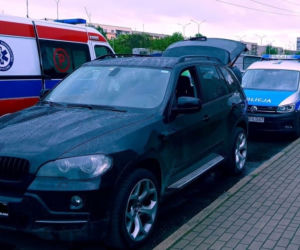 Pabianice. Porwał 28-latkę w biały dzień wprost z ulicy. W jego aucie znaleziono broń i narkotyki