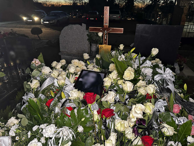 Grób 16-letniej Mai zasypały białe kwiaty. Zdjęcie nastolatki łamie serca!