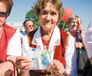 Rozdaje wyborcom euro