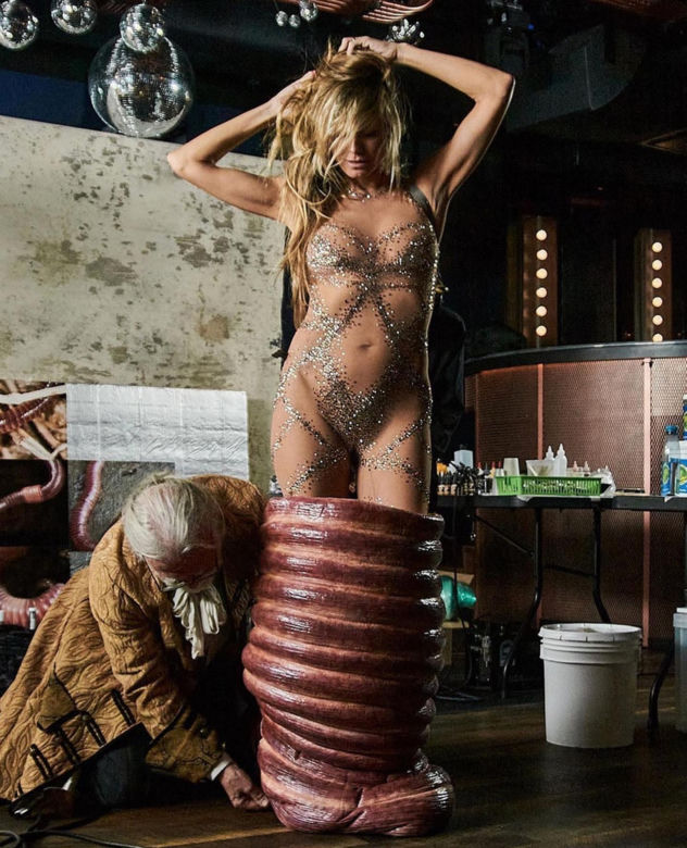 Heidi Klum została seksownym prezentem na Święta! Zobacz, co jest pod prezentowym papierem