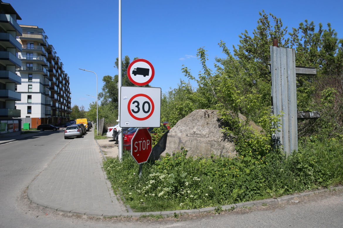 Mieszkańcy chcą tu park, nie kolejny blok. Awantura o działkę we Włochach